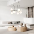 Lampa wisząca do wysokiego salonu w kształcie okręgu. Na obwodzie lampy kulki mlecznobiałe.
