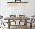 Lampa na sufit do niskiego salonu z 3 dużymi abażurami w kolorze ecru.