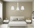 Biały żyrandol do sypialni z białymi abażurami.