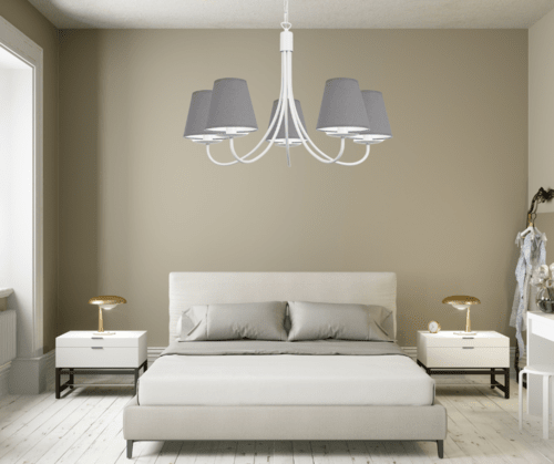 Biały żyrandol z szarymi abażurami do salonu i sypialni w stylu shabby chic.