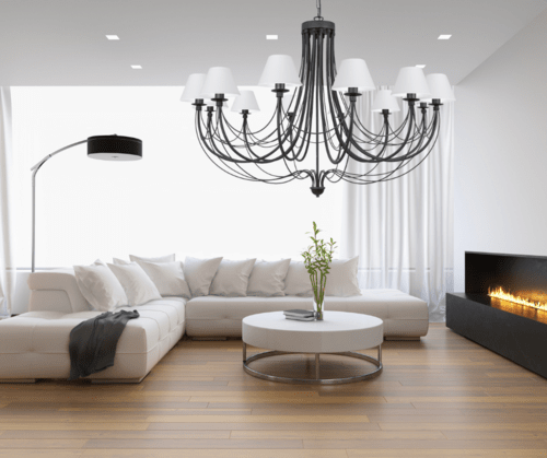 Żyrandol duży z białymi abażurami na 12 żarówek do wysokiego domu, kawiarni i pensjonatu.