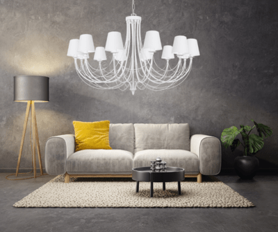 Duża biała lampa z białymi klosikami do wysokich salonów.