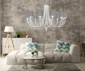 Duży biały żyrandol z szarymi abażurkami w stylu shabby chic.