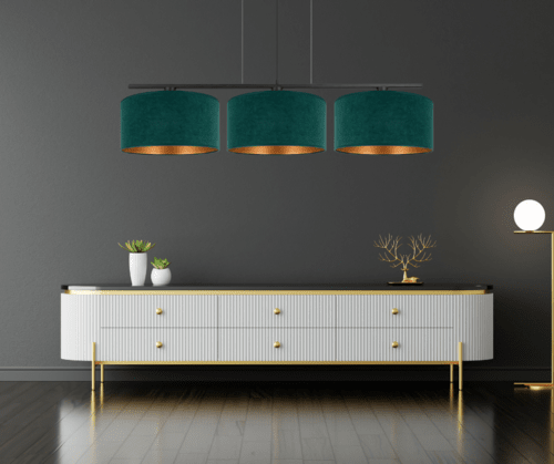 Szeroka lampa nad stół z 3 dużymi abażurami w kolorze butelkowej zieleni. Abażury są wykonane z weluru a od wewnątrz mają złotą matową pleksę.