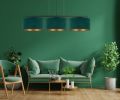 Elegancka i nowoczesna lampa wisząca z 3 welurowymi abażurami w kolorze butelkowej zieleni. Od wewnątrz lampa ma złotą matową plexę.