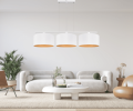 Elegancka i duża lampa wisząca w stylu nowoczesnym do salonu i jadalni. Trzy duże biało-złote abażury umieszczone są na poprzecznej belce.