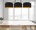 Szeroka i elegancka lampa na sufit z 3 dużymi abażurami w kolorze czarno-złotym.