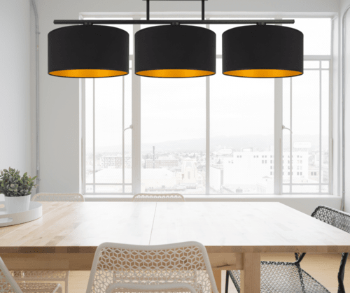 Szeroka i elegancka lampa na sufit z 3 dużymi abażurami w kolorze czarno-złotym.