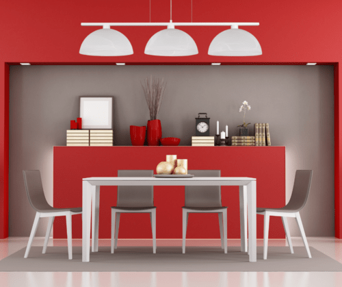 Biała duża lampa wisząca nad stół do jadalni i salonu. Trzy białe matowe klosze zawieszone na listwie poziomej.