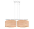 Podwójna biała lampa wisząca z kloszami - abażurami z rattanu.