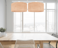 Lampa wisząca nad stół z 2 dużymi abażurami z rattanu.