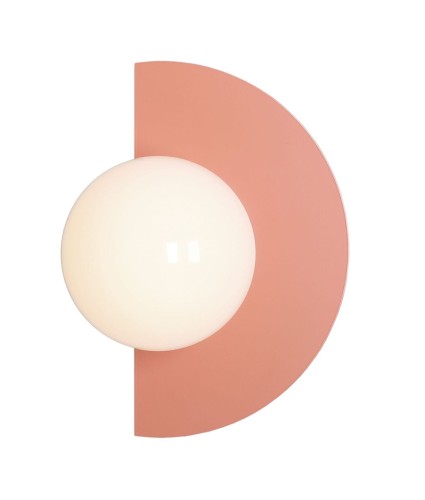 Kolorowy i designerski kinkiet na ścianę. Lampa jest w kolorze koralowym.
