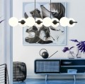 Lampa wisząca pozioma z kloszami kulami białymi. Lampa nowoczesna do dużego salonu nad stół.