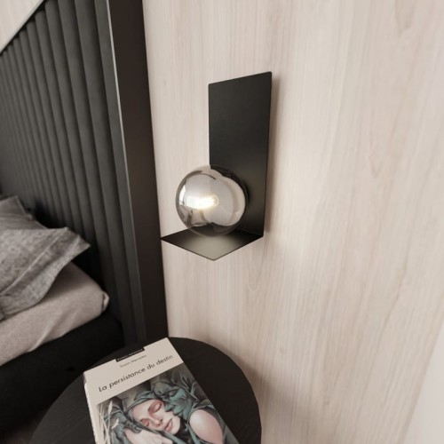 Czarny nowoczesny i designerski kinkiet z grafitową kulką.