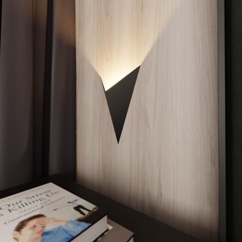 Czarny kinkiet świecący do góry.