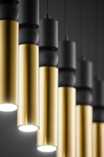 Czarno złoty spot z 6 tubami wiszący liniowo. Lampa szeroka  w stylu nowoczesnym i glamour.