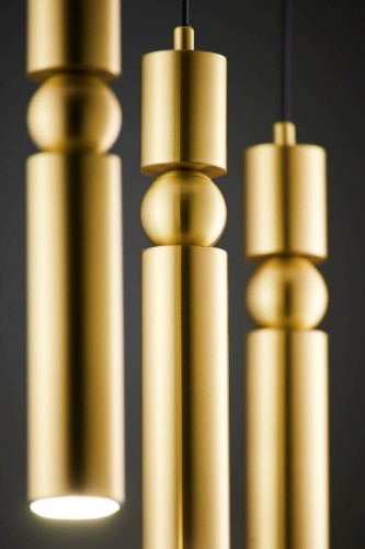 Złote rurki lampa ledowa wisząca nad stół.