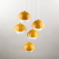 Kolorowa lampa ochra z 5 punktami światła. Wiszące białe kulki.