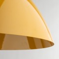 Pojedyncza wisząca lampa w kolorze żółto-złotym czyli ochra. Lampa o średnicy 50 cm - duża.