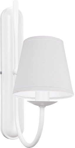 Pojedynczy biały kinkiet z białym abażurem.