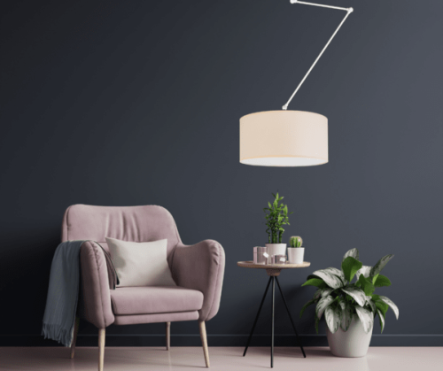 Lampa na sufit nad stolik kawowy o regulowanej wysokości z abażurem w kolorze kremowym.