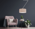 Lampa z regulacją wysokości z abażurem w kolorze taupe.
