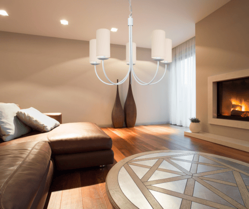 Duży żyrandol do salonu. Abażury walce w kolorze kremowym.