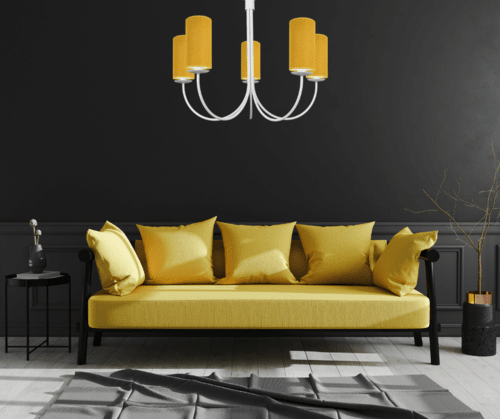 Biała lampa na sufit z abażurami o kształcie walca w kolorze złoto-musztardowym.