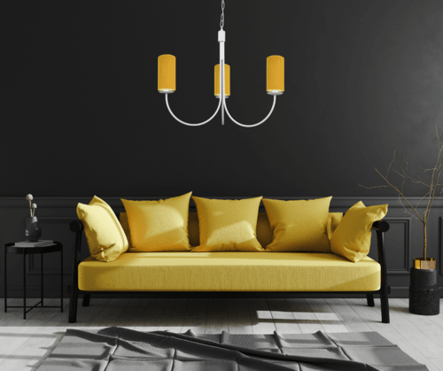 Biały zyrandol wiszący z abazurami w kolorze musztardowym.