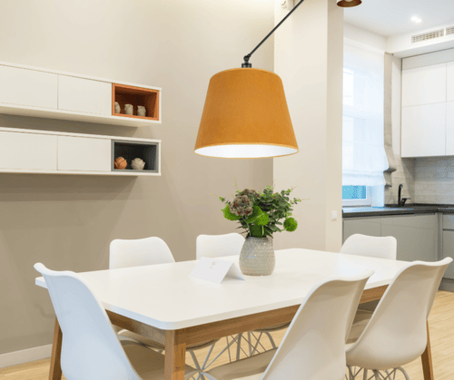 Pojedyncza lampa z przegubami z kloszem w kolorze złoto-musztardowym.