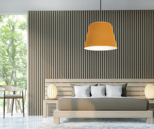 Welurowa lampa wisząca o kolorze musztardowym.