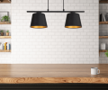 Lampa wisząca do jadalni z 2 abażurami czarno-złotymi.