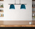 Lampa zielono-turkusowa. Abażury na poziomej listwie.
