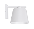 Biala lampa ścienna z abażurem.