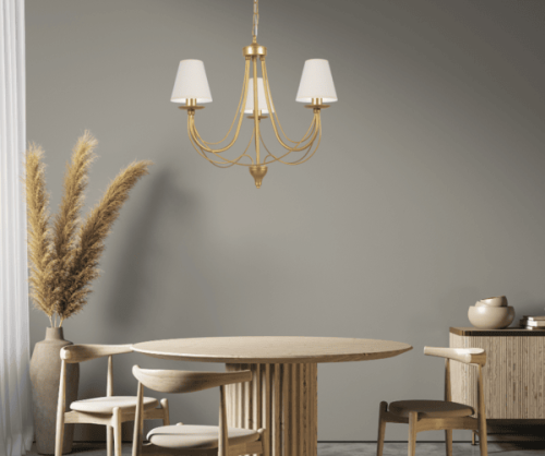 Złoty mały żyrandol na 3 żarówki z abażurkami ecru. Lampa do pokoju w stylu glamour.