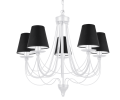 Biały żyrandol pięcioramienny z czarnymi abażurmi.
