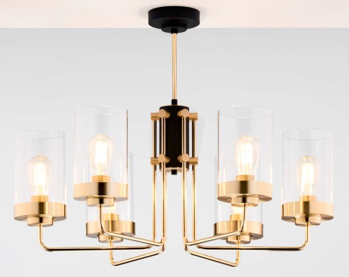 Nowoczesny czarno-złoty żyrandol z kloszami szklanymi.