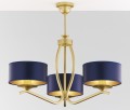 Nowoczesny i elegancki złoty żyrandol z granatowymi abażurami.