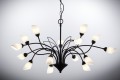 Duży żyrandol wiszący kwiaty.