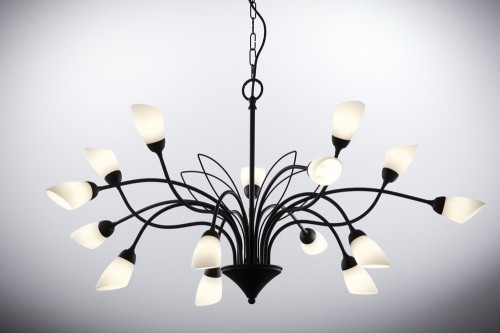 Duży żyrandol wiszący kwiaty.