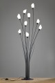 Piękna i elegancka lampa podłogowa do salonu z kloszami szklanymi a'la kwiaty.