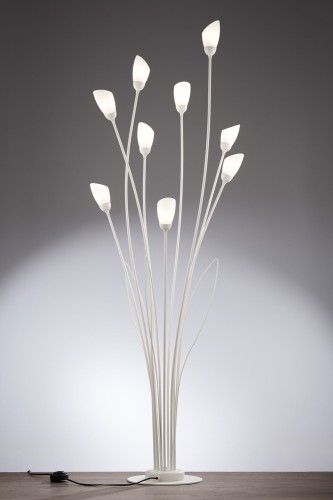 Lampa podłogowa a'la kwiat w kolorze piaskowym.
