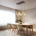 Duża wisząca lampa z kloszami szklanymi ryflowanymi w kolorze bursztynowym.