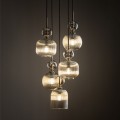 Lampa wisząca z pięcioma ryflowanymi kloszami w kolorze koniakowym.