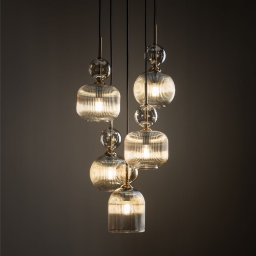 Lampa wisząca z pięcioma ryflowanymi kloszami w kolorze koniakowym.