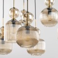 Lampa wisząca w stylu glamour z kloszami ryflowanymi w kolorze miodowym.