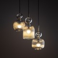 Lampa wisząca z 3  kloszami w kolorze koniakowym które posiadają ozdobne ryfle.
