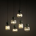 Lampa wisząca nad stół z 6 kloszami szklanymi w kolorze koniakowym i zielonym.
