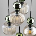 lampa wisząca ze szkłem ryflowanym w kolorze koniakowym z dodatkami zielonymi.