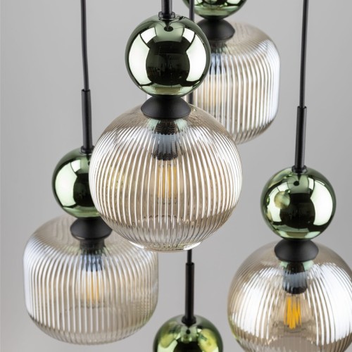 lampa wisząca ze szkłem ryflowanym w kolorze koniakowym z dodatkami zielonymi.
